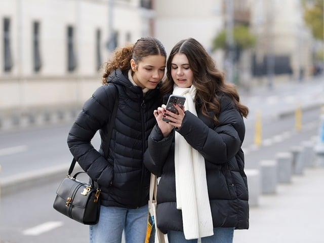 スマートフォンを見ている二人の女性